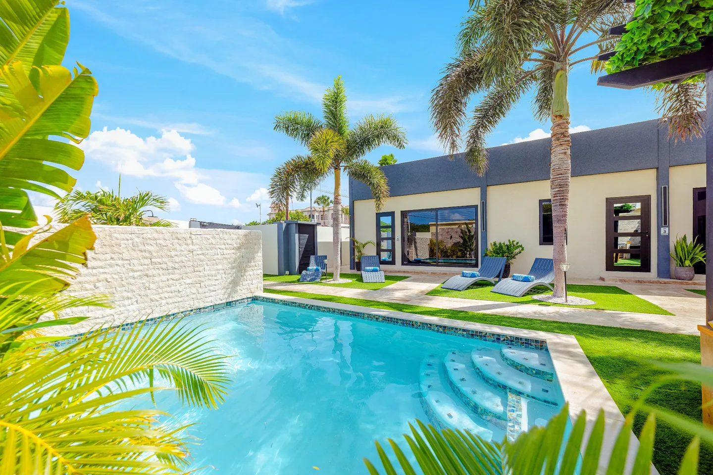 Sea La Vie courtyard swimming pool in sunny Aruba